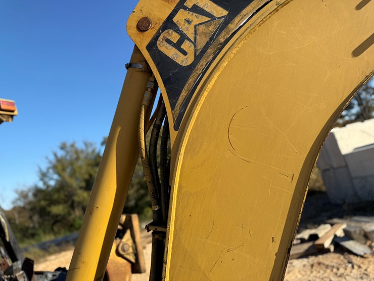 caterpillar-420d-image-39