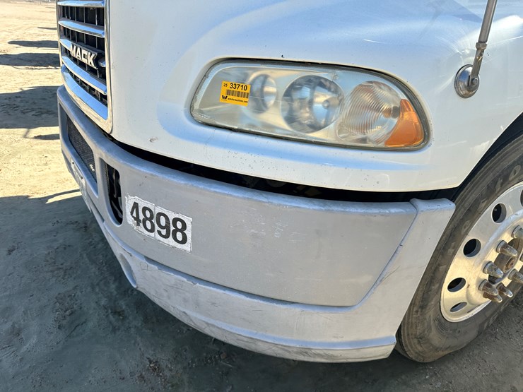 #33710-•-2011-mack-cxu-t/a-sleeper-truck-tractor-1m1aw09y3bm013638-image-38