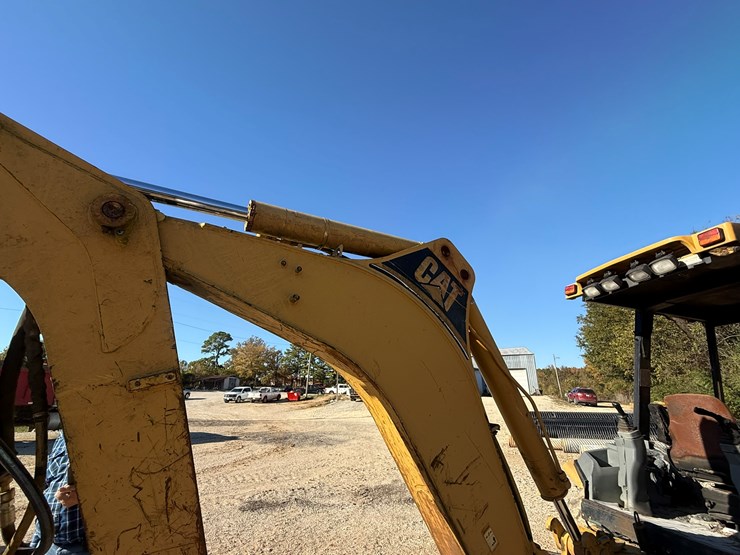 caterpillar-420d-image-19