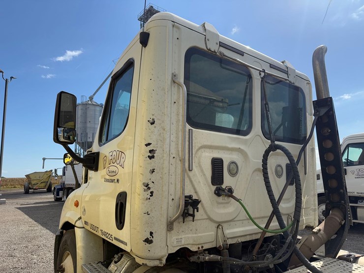 freightliner-semi-tractor-image-8