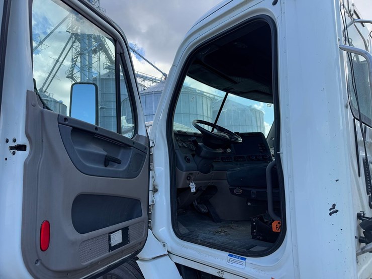 freightliner-semi-tractor-image-27