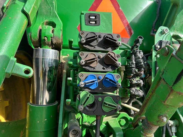 2010-john-deere-8295r-image-18