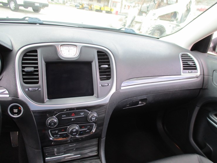 2021-chrysler-300-sedan,-image-9