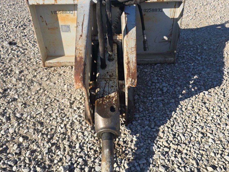 2014-kent-quick-attach-skid-steer-hyd.-breaker-image-2