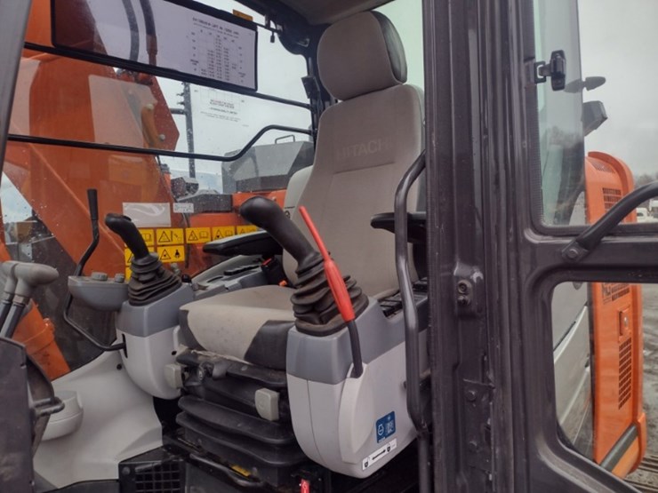 hitachi-zx135us-6-image-12