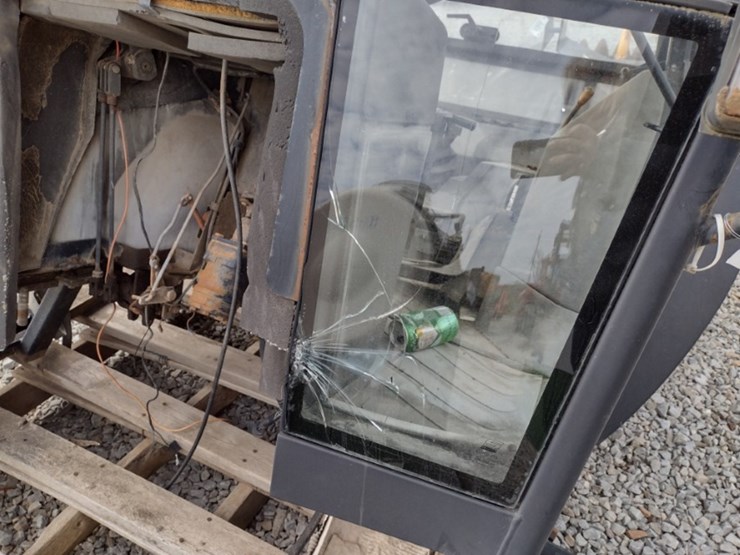 new-holland-3930-tractor-cab-(qea-6446)-image-9