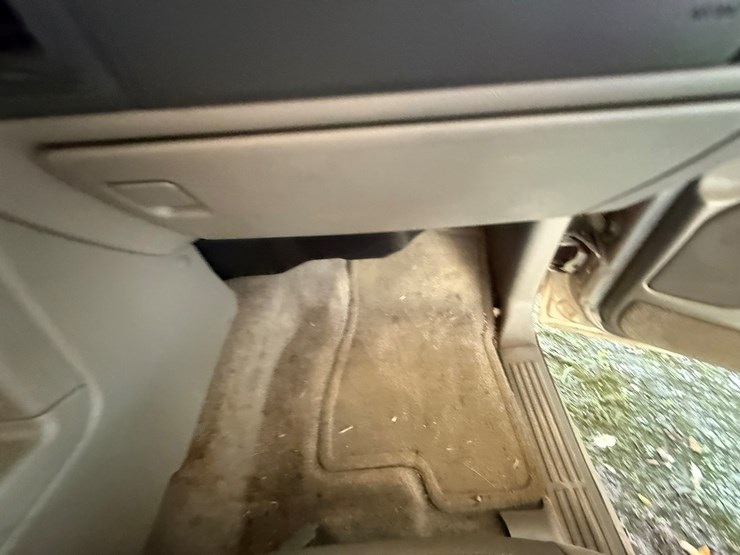 2004-chevrolet-suburban-image-41