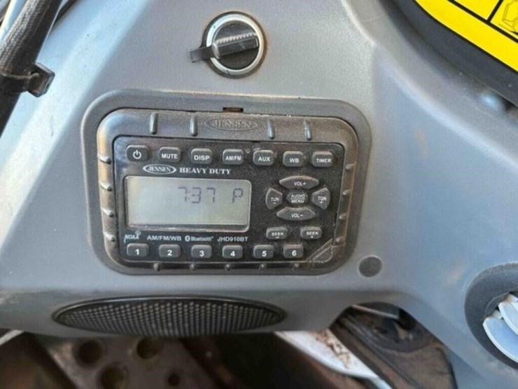 2024-bobcat-t740-image-23