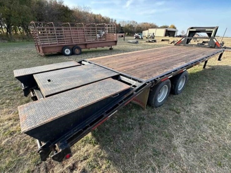 2016-maxey-26’-gooseneck-flatbed-trailer-image-4