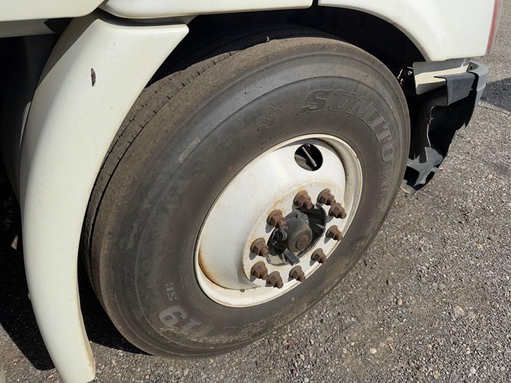 freightliner-semi-tractor-image-13