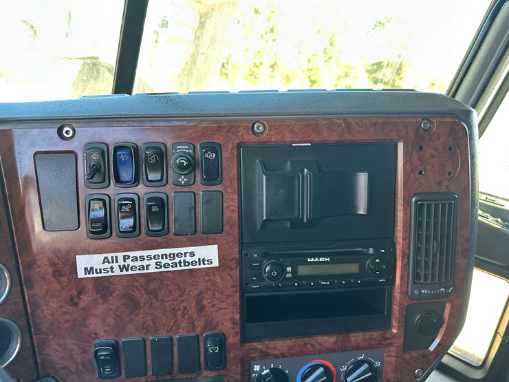 #33704-•-2011-mack-cxu-t/a-sleeper-truck-tractor-1m1aw09y8bm013165-image-67
