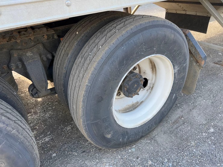 freightliner-semi-tractor-image-11