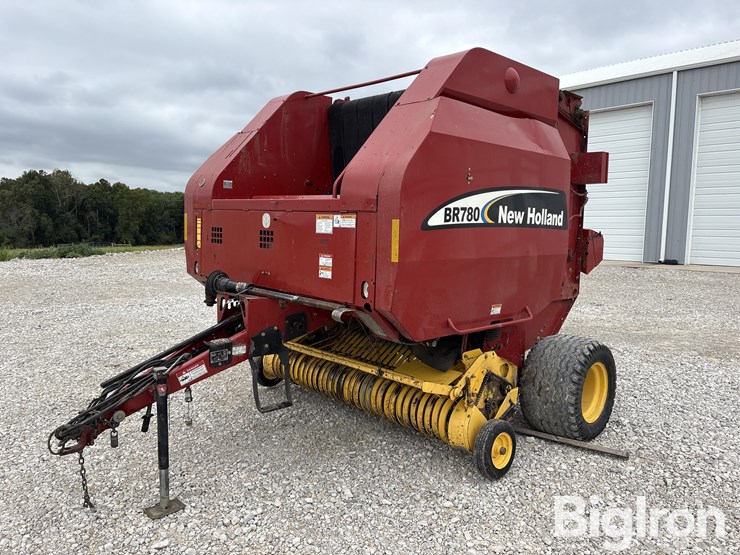 2005-new-holland-br780-image-1