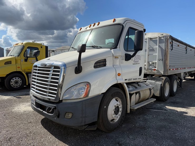 freightliner-semi-tractor-image-1
