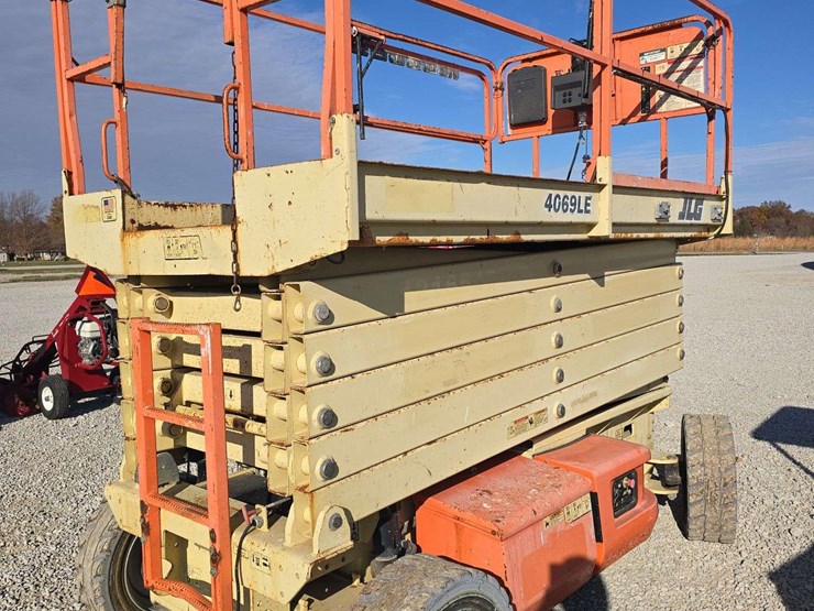 2011-jlg-4069le-image-2