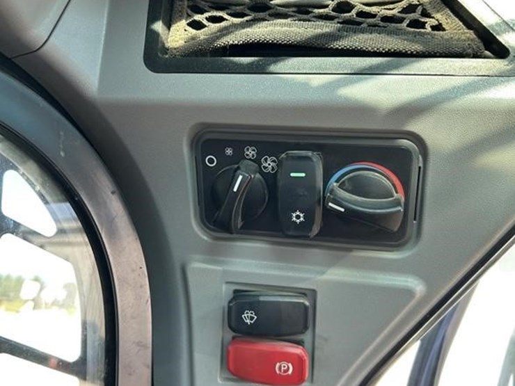 2019-caterpillar-262d3-image-22