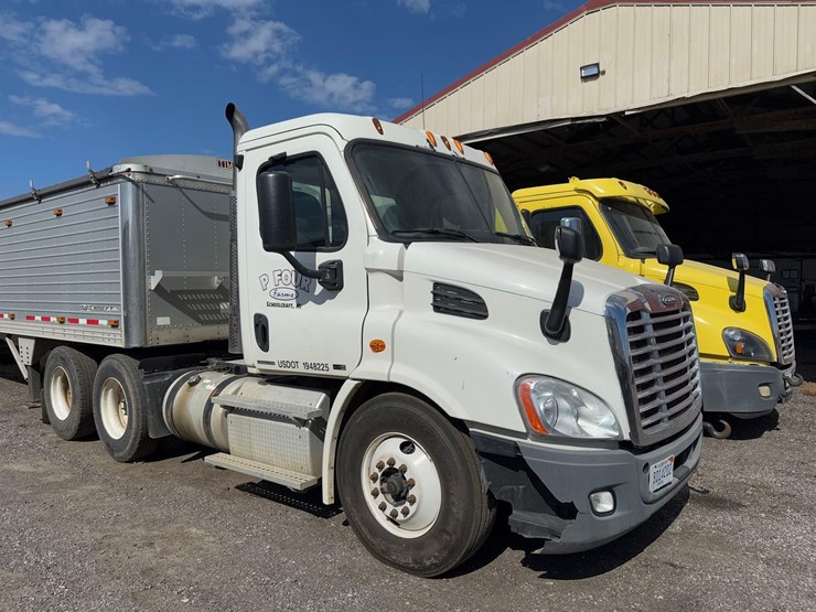 freightliner-semi-tractor-image-1