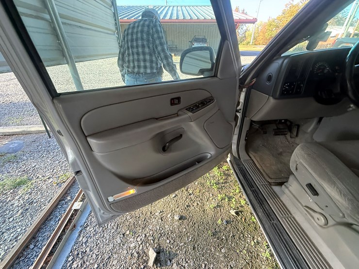 2004-chevrolet-suburban-image-54