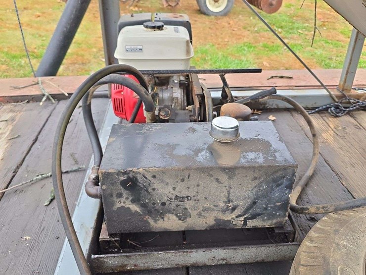 homemade-seed-tender-trailer,-holds-4-pro-boxes,-honda-engine,-with-hyd-control,-steel-auger,-dual-compartment,-on-tandem-axle-trailer,-no-title-image-10