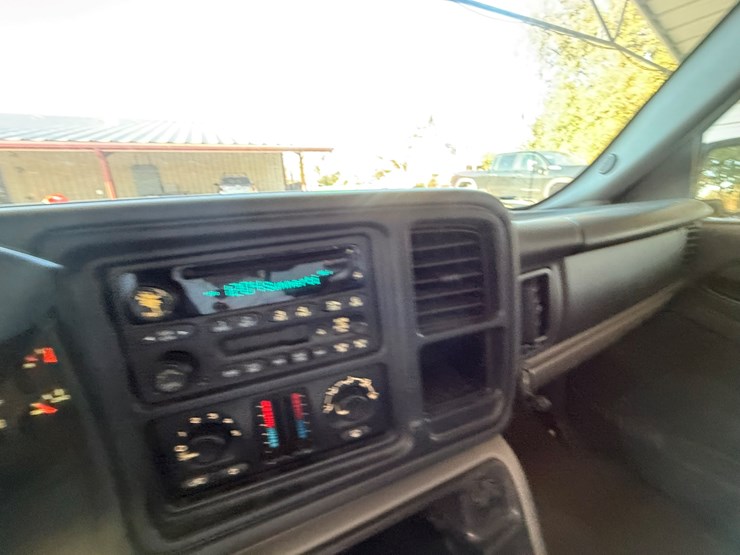 2004-chevrolet-suburban-image-61