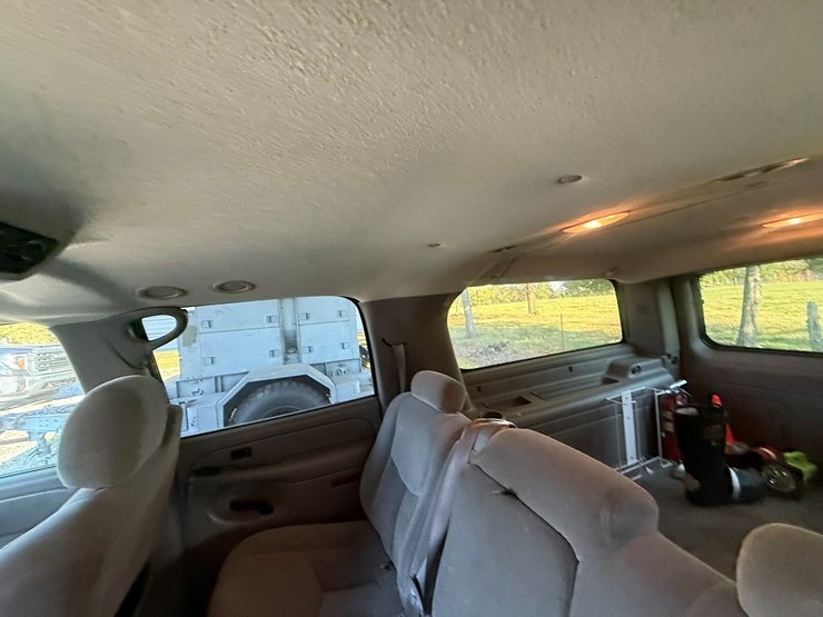 2004-chevrolet-suburban-image-50