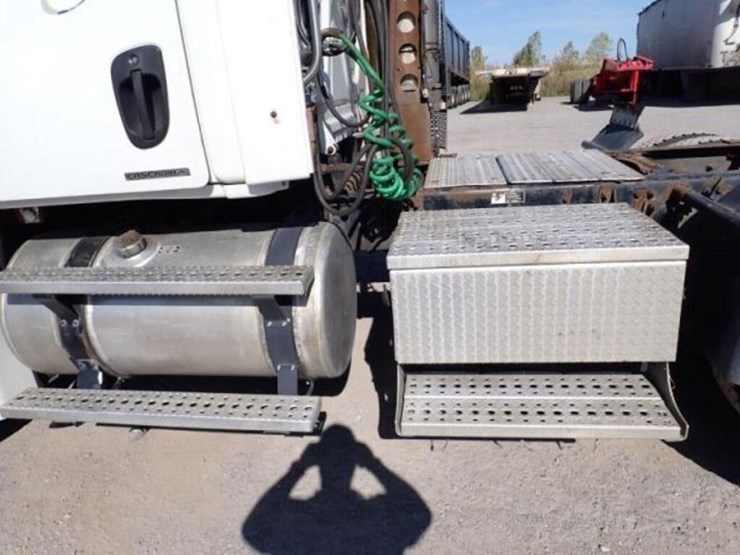 2010-freightliner-cascadia-t/a-hiway-tractor---day-image-40