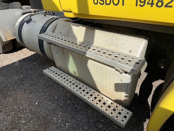 freightliner-semi-tractor-image-5