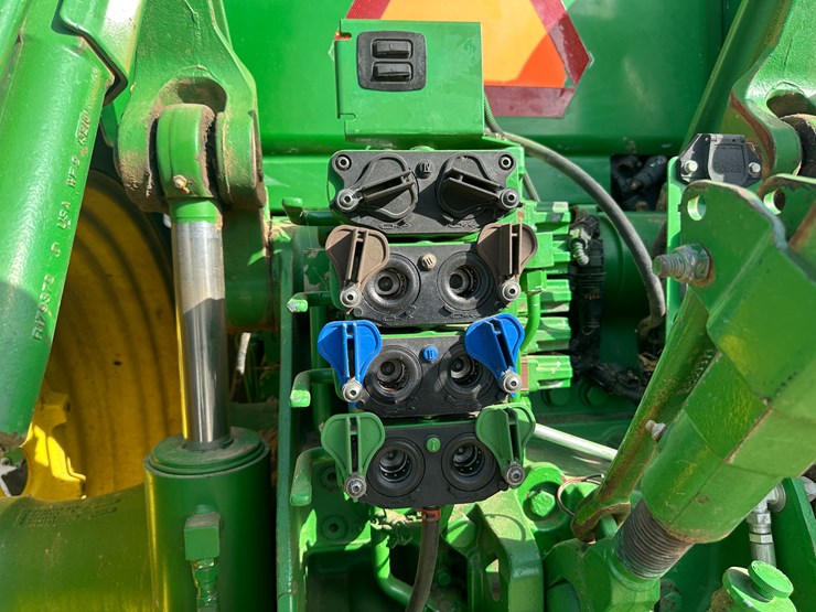 2013-john-deere-8285r-image-18