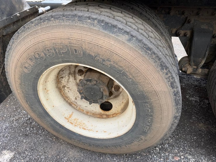 freightliner-semi-tractor-image-5