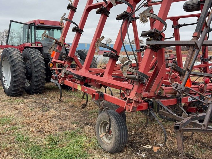 case-ih-4300-image-8