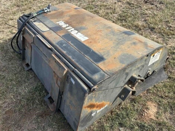 2014-bobcat-skid-steer-sweeper-bucket-image-4