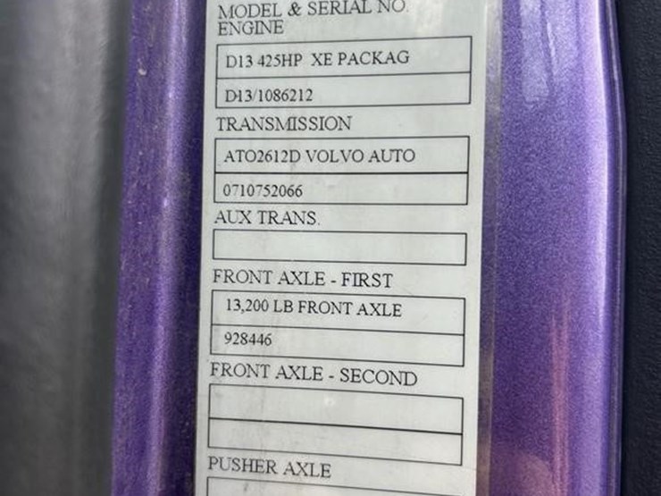 volvo-vnl42t670-image-10