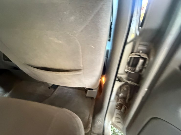 2004-chevrolet-suburban-image-34