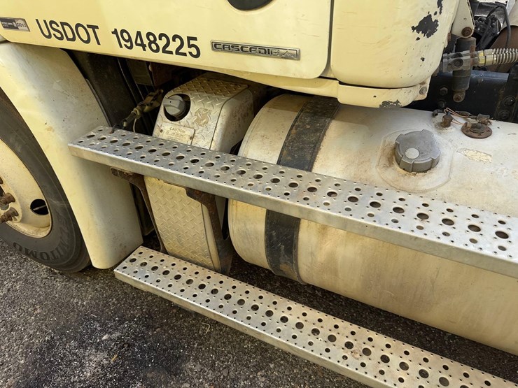 freightliner-semi-tractor-image-9