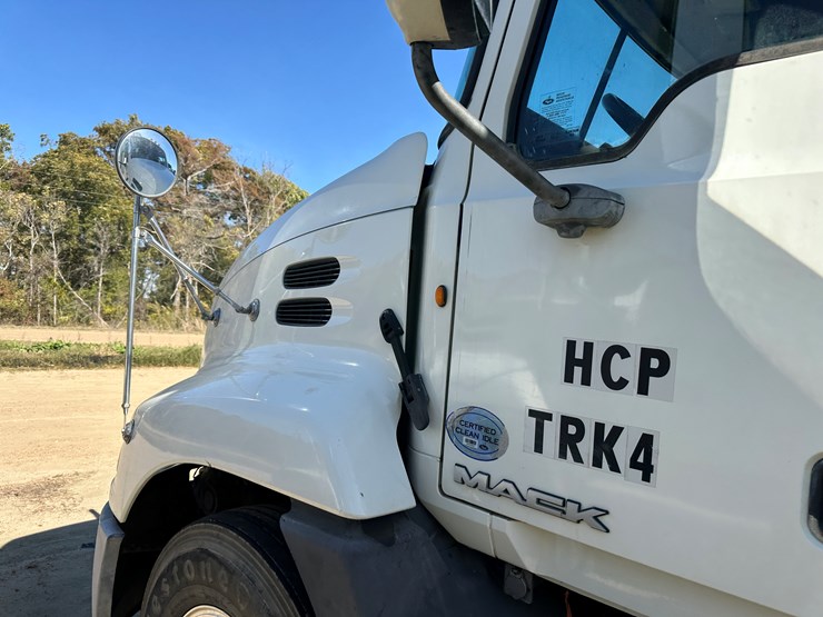 #33710-•-2011-mack-cxu-t/a-sleeper-truck-tractor-1m1aw09y3bm013638-image-35