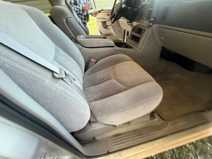 2004-chevrolet-suburban-image-38