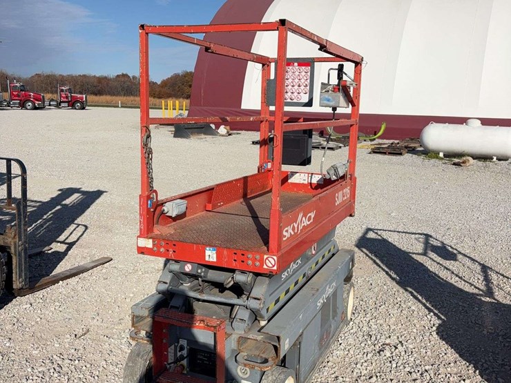 2015-skyjack-sj3215-electric-scissor-lift-105.9-hours,-everything-works-as-it-should,-21ft-working-height-image-3