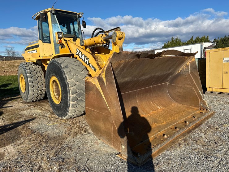 1999-deere-744h-image-3