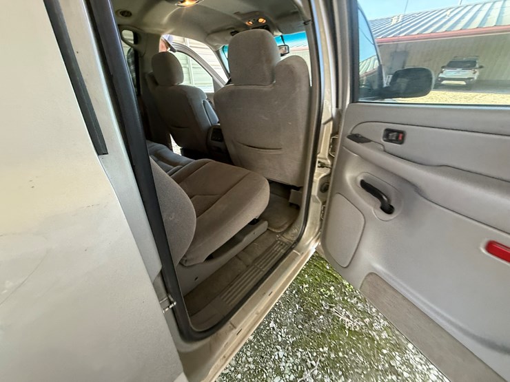 2004-chevrolet-suburban-image-24