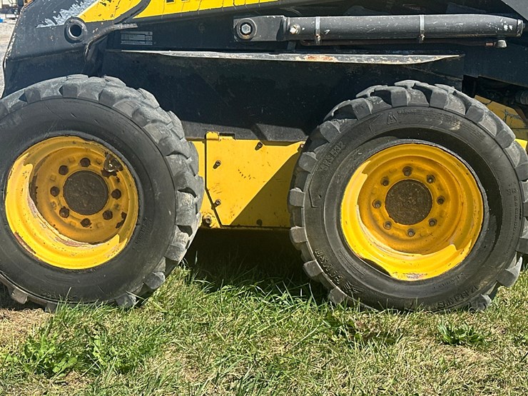 new-holland-l175-image-11