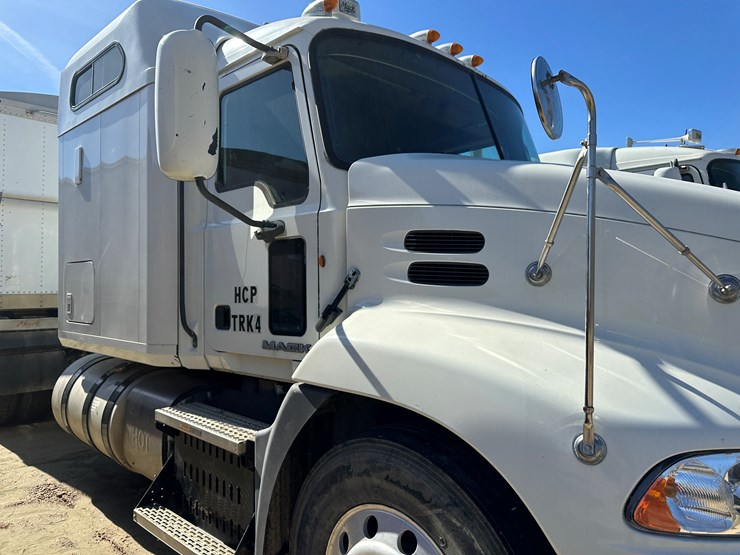 #33710-•-2011-mack-cxu-t/a-sleeper-truck-tractor-1m1aw09y3bm013638-image-43