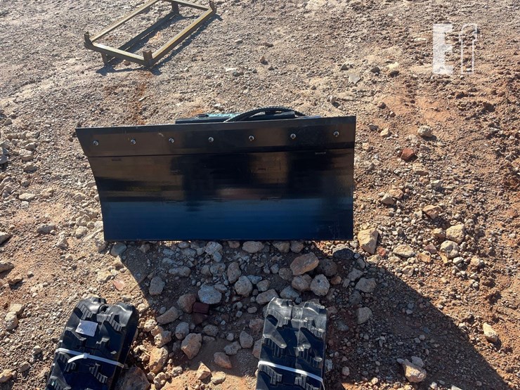 future-txc-hydraulic-skid-steer-snow-shovel-image-1