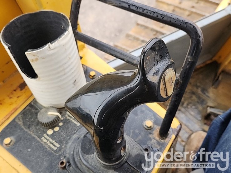 2004-deere-700h-image-30