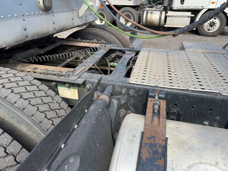 freightliner-semi-tractor-image-20