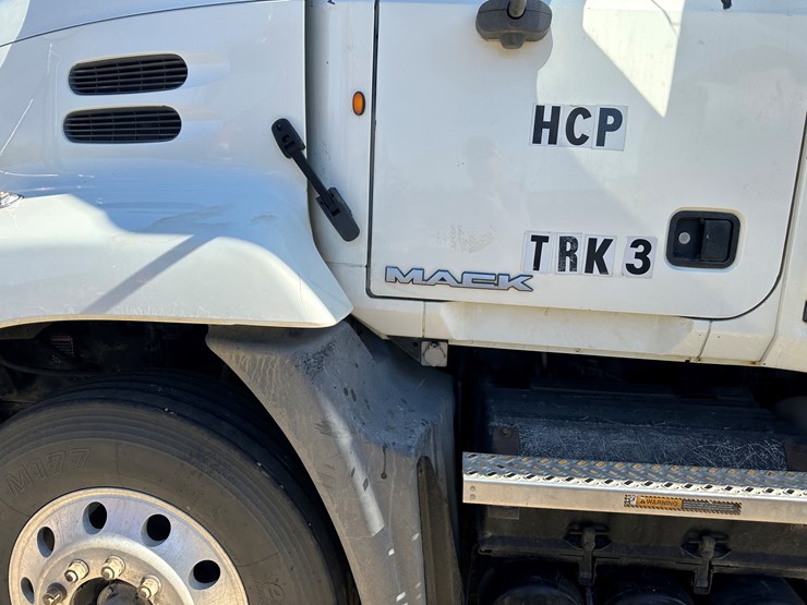 #33712-•-2011-mack-cxu-t/a-sleeper-truck-tractor-1m1aw09y5bm013138-image-33