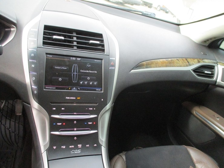 2014-lincoln-mkz-sedan,-image-9