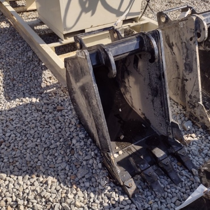 18 in X-Change Excavator Bucket (QEA 4030)