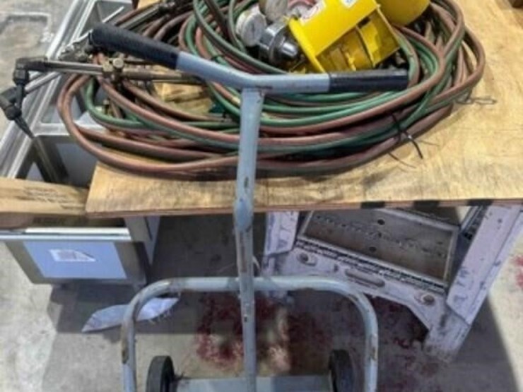 2-torches,-hose,-safety-caps,-gauges,-bottle-cart-image-1