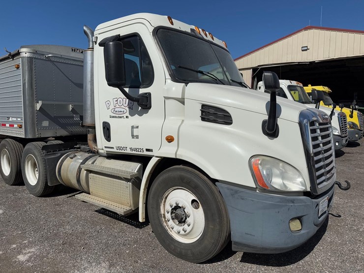 freightliner-semi-tractor-image-3
