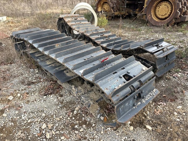 #2109-•-850j-dozer-tracks-image-1